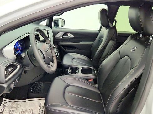 Used 2024 Chrysler Pacifica Limited image 21