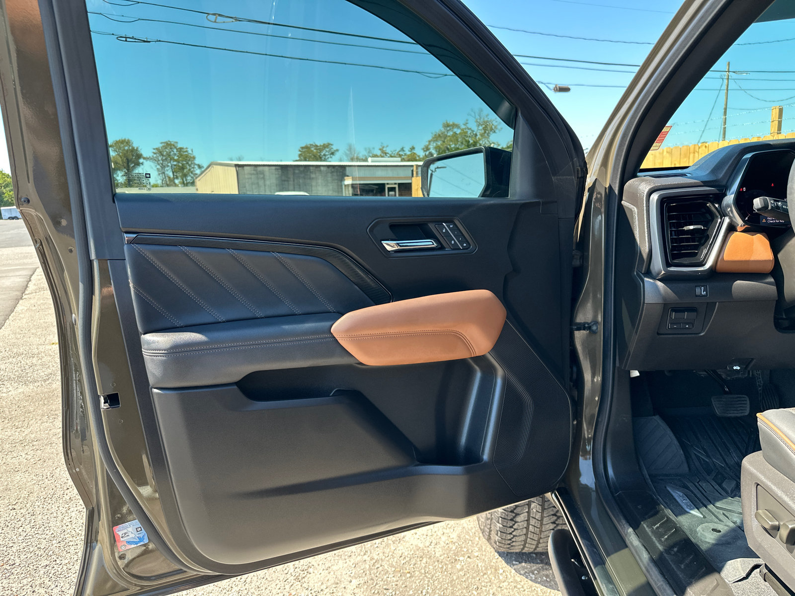 Used 2025 GMC Canyon AT4 w/ Nightfall Edition AWD/4WD image 11