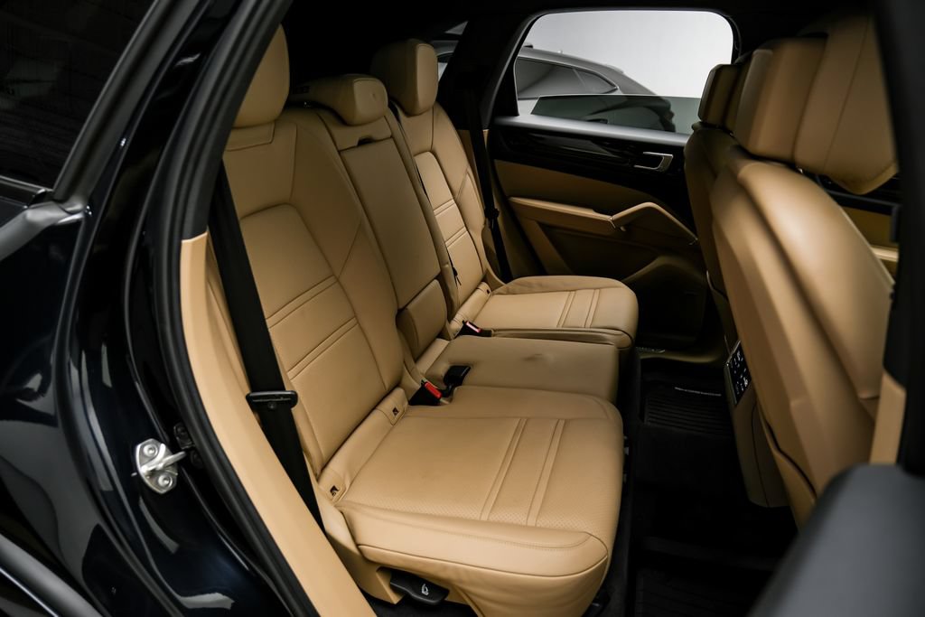 Used 2023 Porsche Cayenne w/ Premium Package AWD/4WD image 37