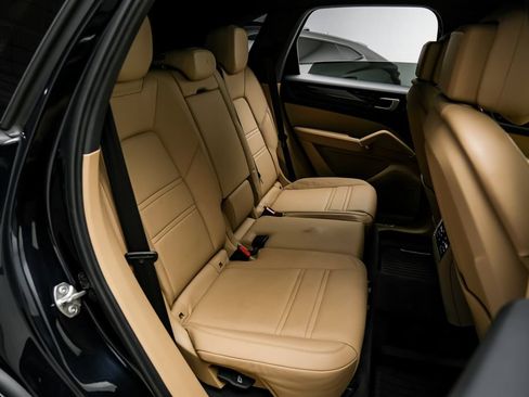 Used 2023 Porsche Cayenne w/ Premium Package AWD/4WD image 37