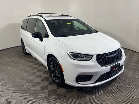 Certified 2025 Chrysler Pacifica Limited image 1