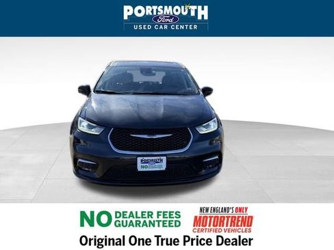 Used 2024 Chrysler Pacifica Touring-L image 9