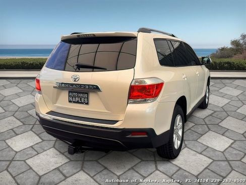 Used 2012 Toyota Highlander SE w/ Tow Pkg image 4