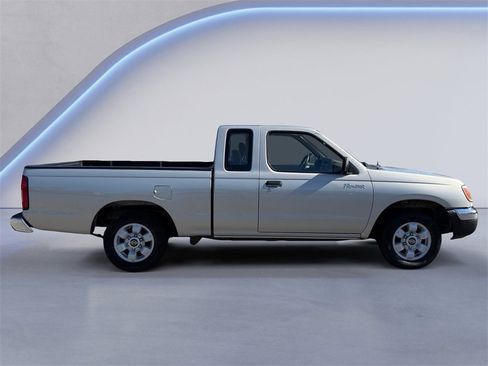 Used 1998 Nissan Frontier XE image 2