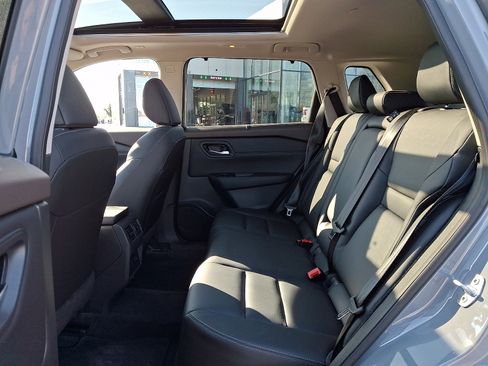 Used 2023 Nissan Rogue SL w/ SL Premium Package image 11