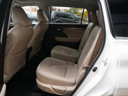 Used 2021 Toyota Highlander Platinum image 31