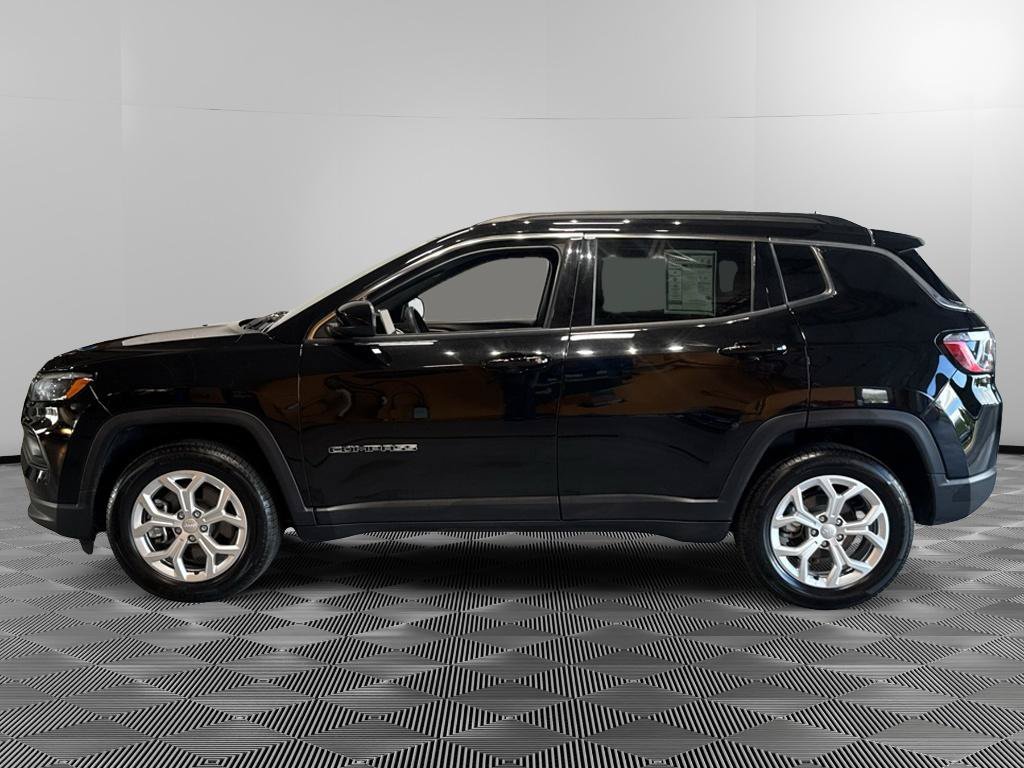 Used 2024 Jeep Compass Latitude AWD/4WD image 2