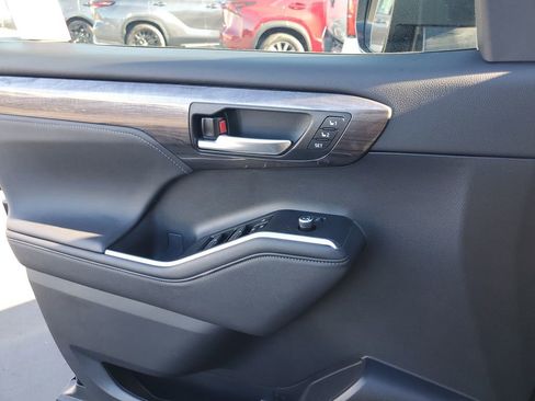 Used 2023 Toyota Highlander Platinum image 28