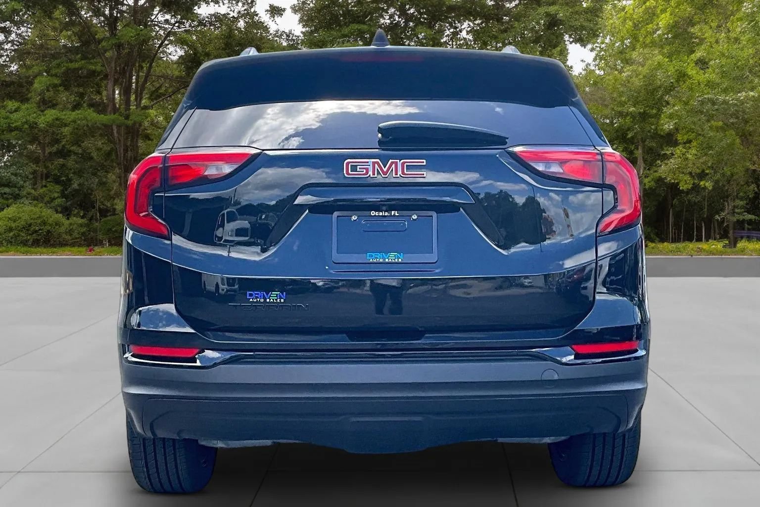 Used 2020 GMC Terrain SLE w/ Driver Convenience Package FWD image 4