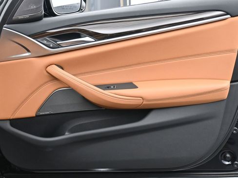 Used 2023 BMW 540i xDrive w/ M Sport Package image 25