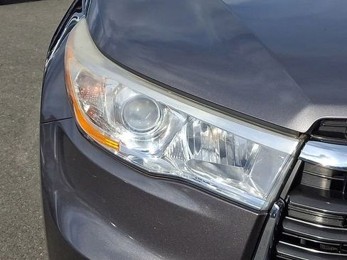 Used 2014 Toyota Highlander LE image 11