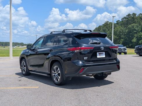 Used 2022 Toyota Highlander XLE FWD image 3