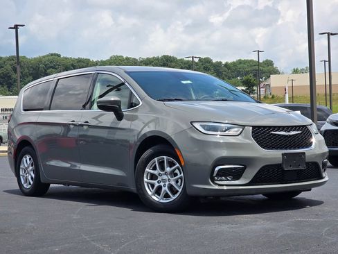Used 2023 Chrysler Pacifica Touring-L FWD image 2