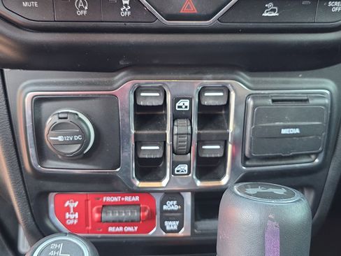 Used 2022 Jeep Wrangler Unlimited Rubicon w/ Cold Weather Group AWD/4WD image 26
