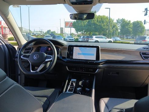 Certified 2025 Volkswagen Atlas SE FWD image 25