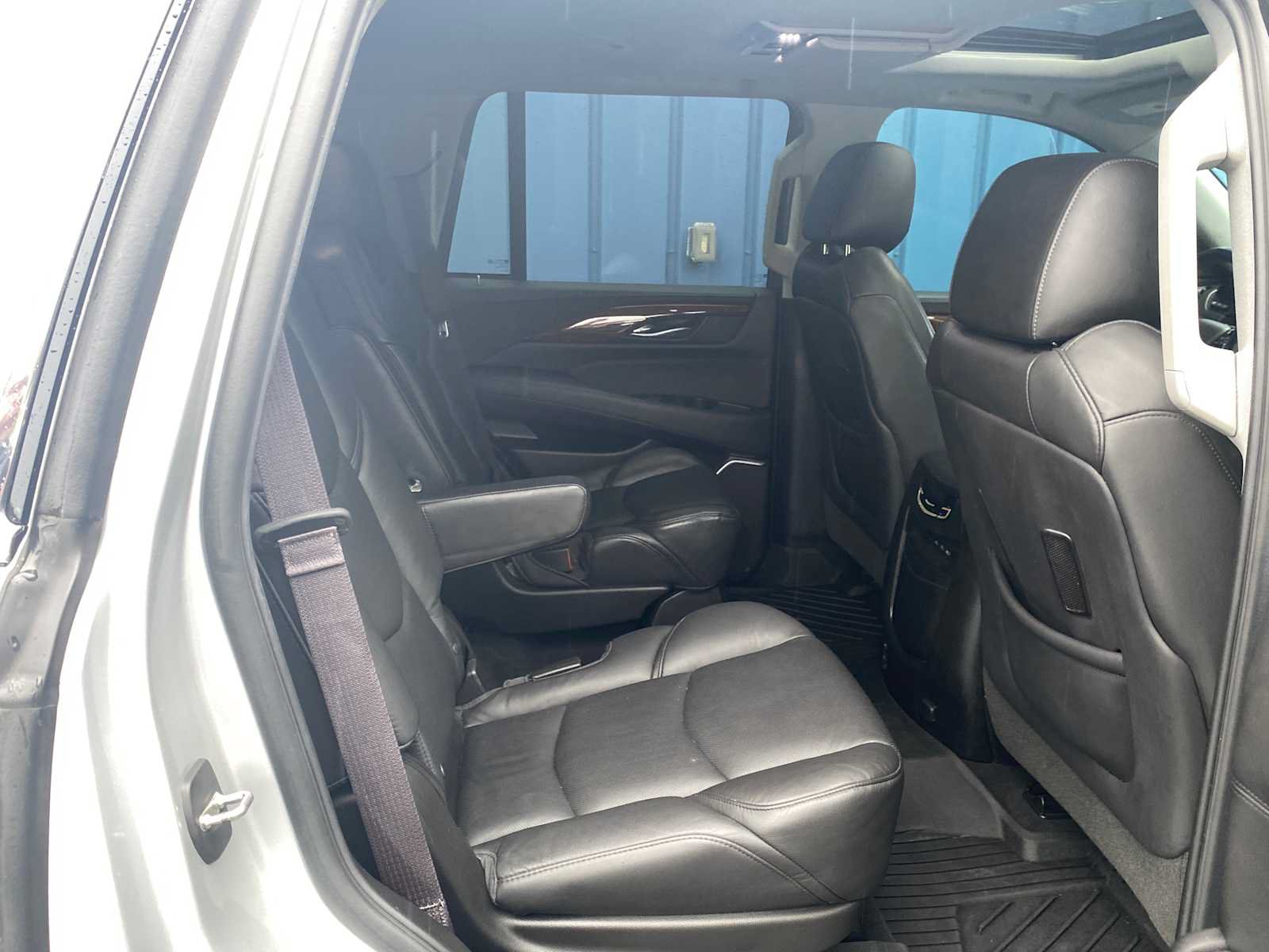 Used 2017 Cadillac Escalade Luxury AWD/4WD image 32