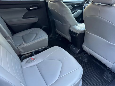 Used 2026 Toyota Highlander XLE AWD/4WD image 18