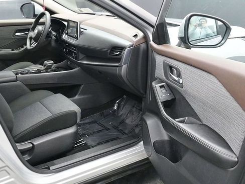 Used 2023 Nissan Rogue SV image 11