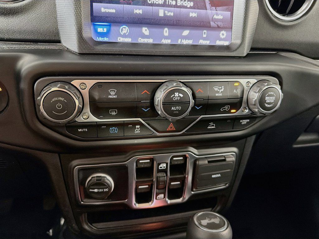 Used 2022 Jeep Wrangler Unlimited Sahara AWD/4WD image 15