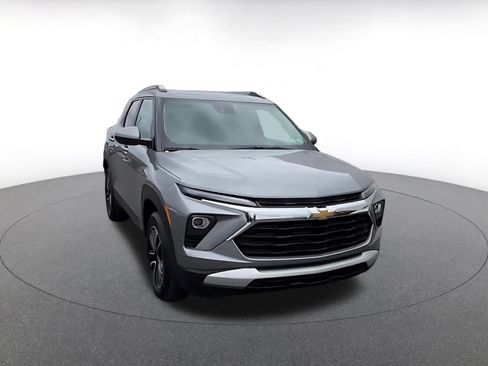 Used 2025 Chevrolet TrailBlazer LT w/ Driver Confidence Package AWD/4WD image 3