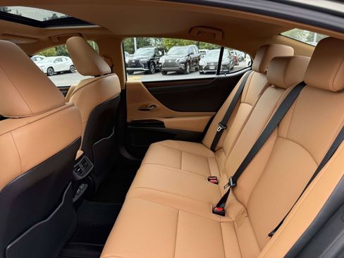 Used 2024 Lexus ES 300h w/ Premium Package FWD image 17