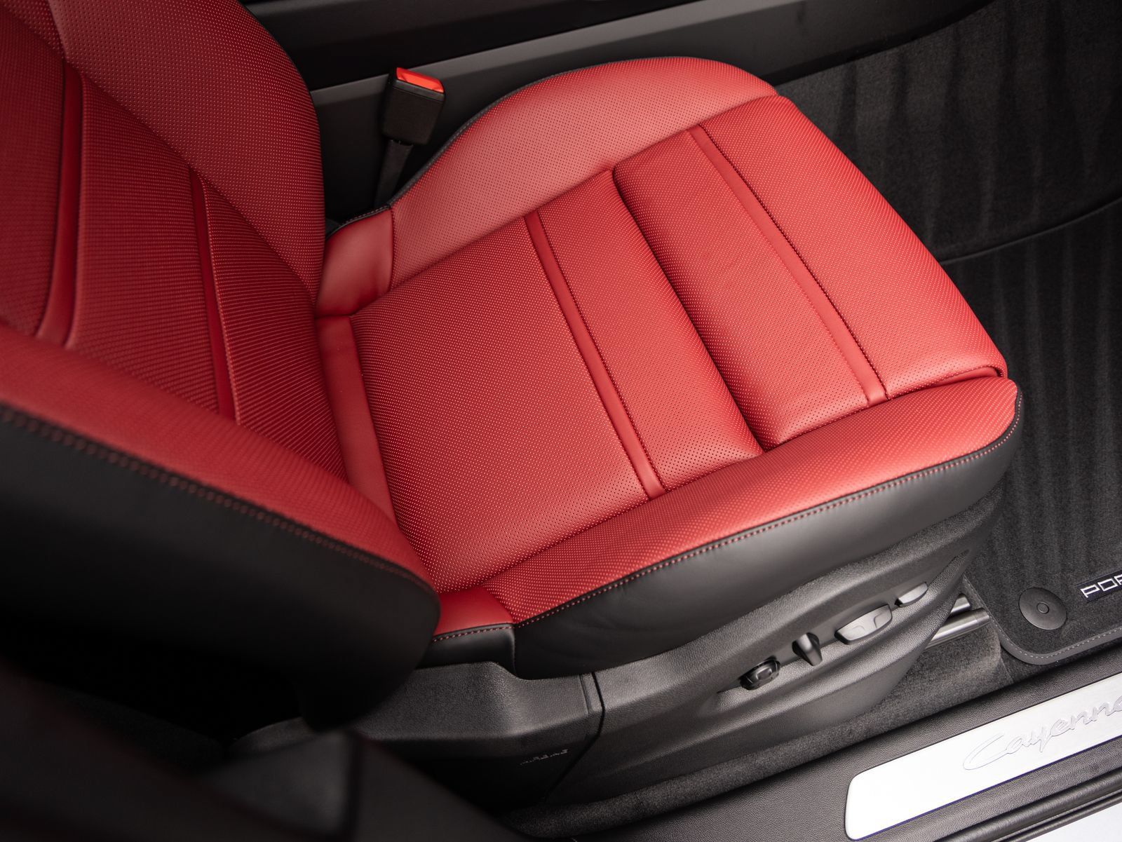 Certified 2026 Porsche Cayenne AWD/4WD image 34