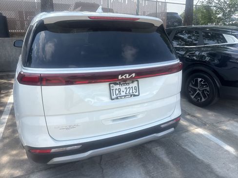 Used 2023 Kia Carnival EX FWD image 5