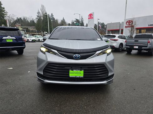 Certified 2023 Toyota Sienna LE image 2