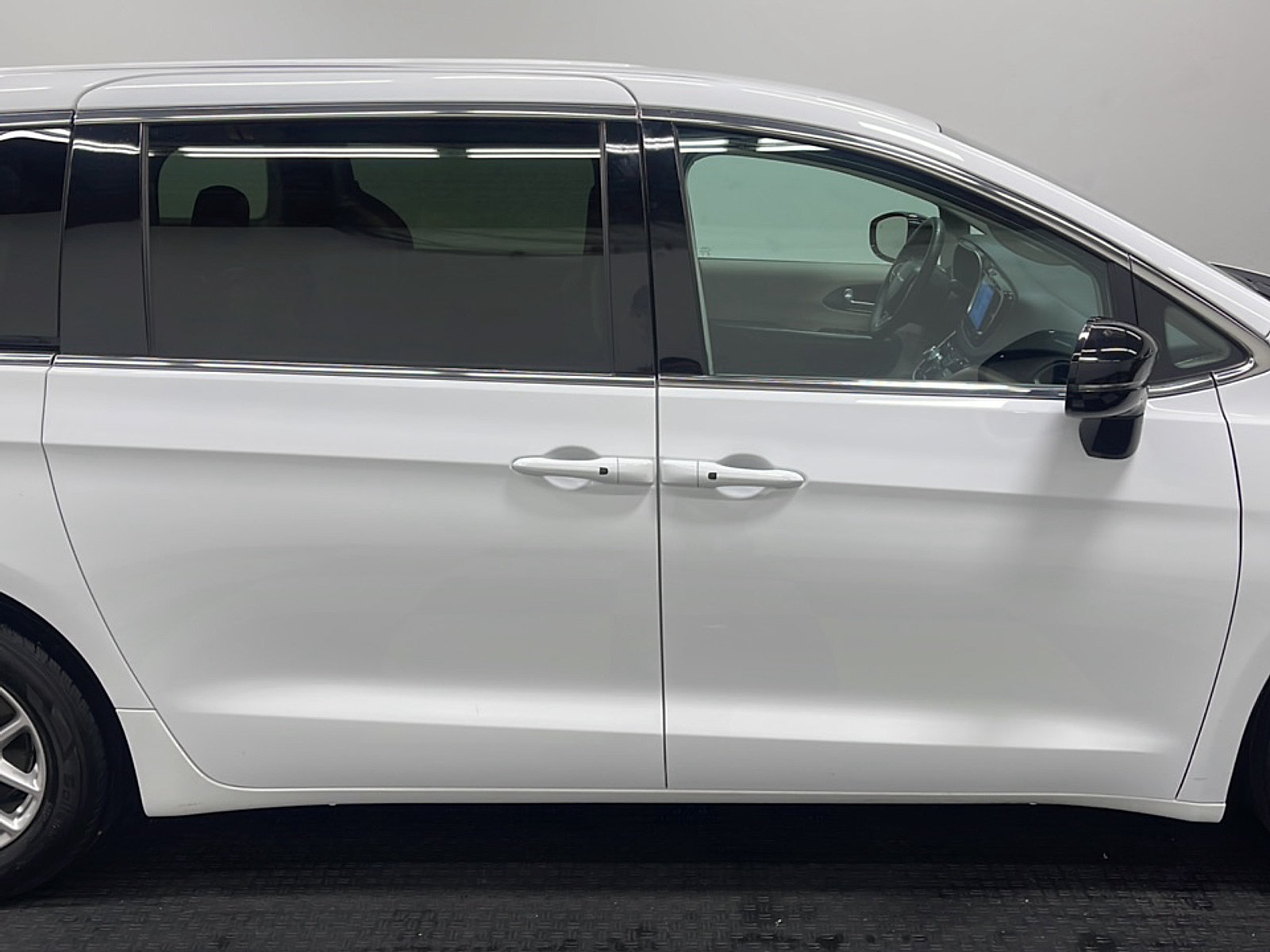 Used 2024 Chrysler Pacifica Touring-L FWD image 21