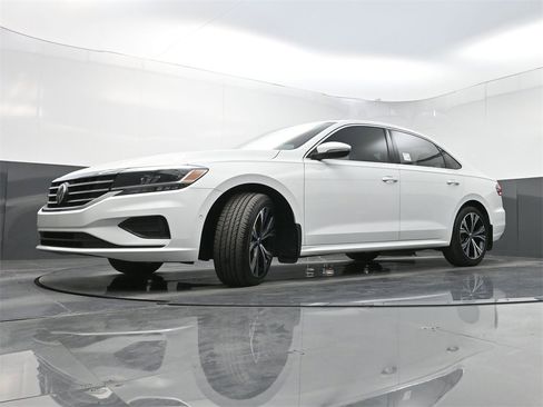 Used 2020 Volkswagen Passat 2.0T SEL image 26