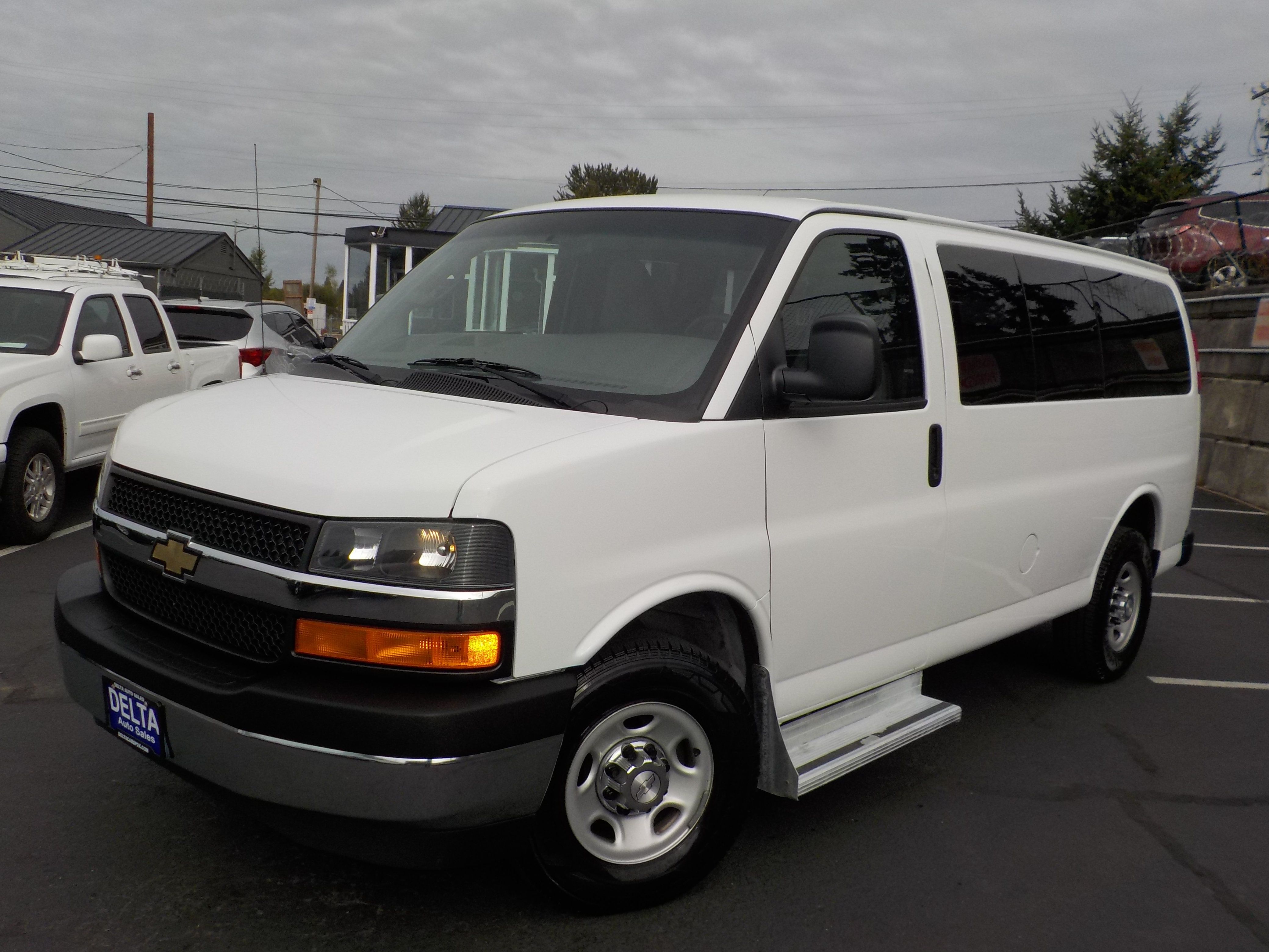 Used 2017 Chevrolet Express 3500 LT w/ LT Preferred Equipment Group RWD image 3