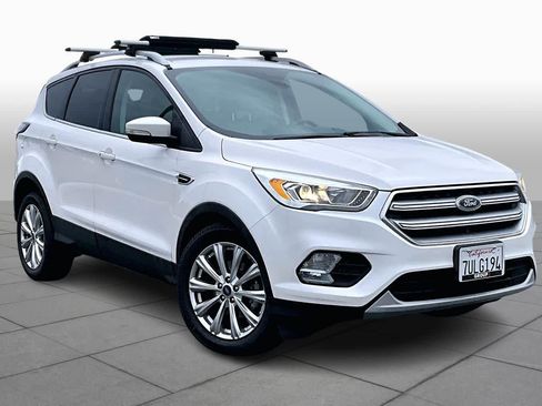 Used 2017 Ford Escape Titanium image 2