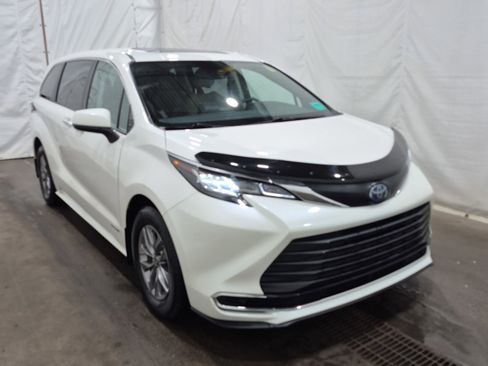 Used 2021 Toyota Sienna XLE image 6