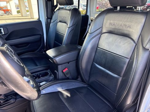 Used 2018 Jeep Wrangler Unlimited Sahara w/ Uconnect 4C Nav & Sound Group image 29