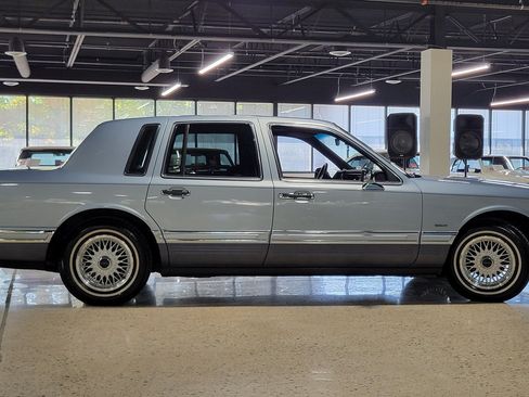 Used 1993 Lincoln Town Car Signature RWD image 36