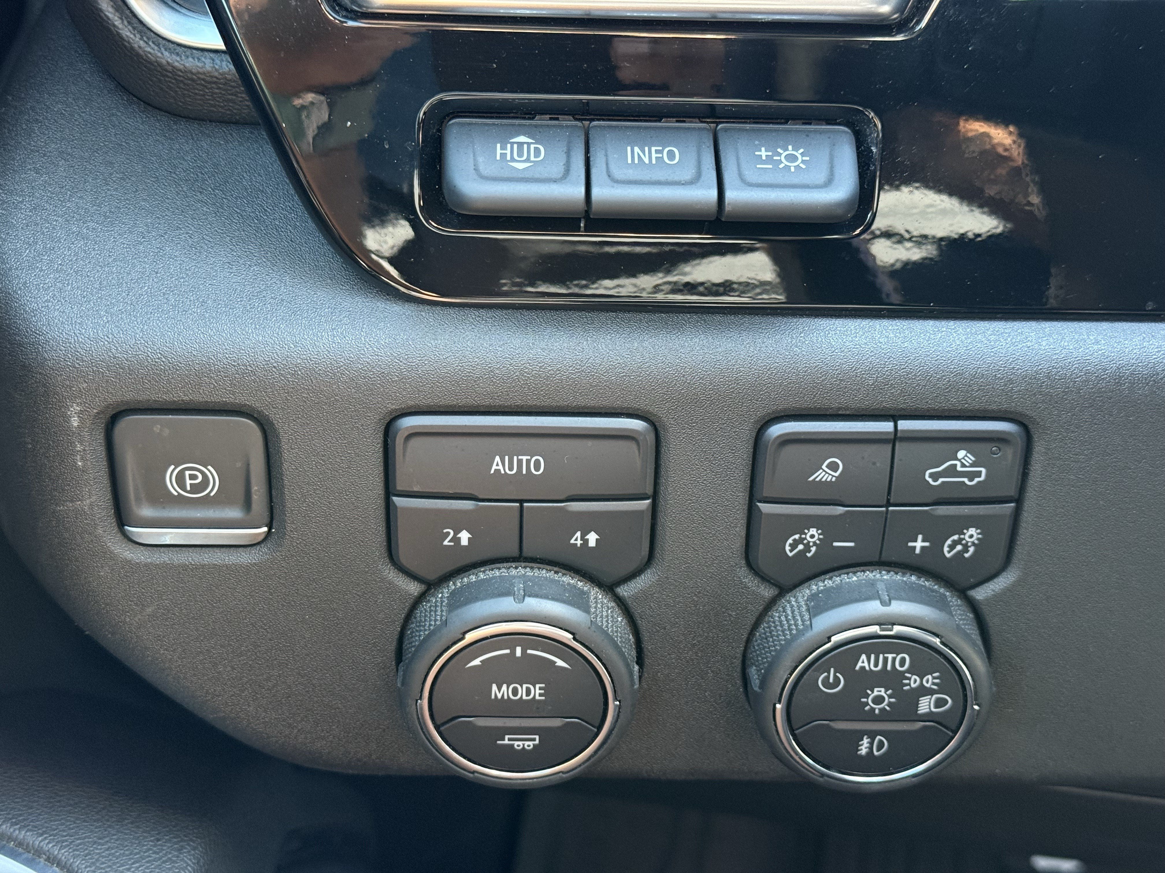 Used 2023 Chevrolet Silverado 1500 LTZ w/ Technology Package AWD/4WD image 26