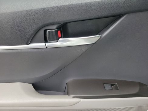 Used 2021 Toyota Camry SE image 8