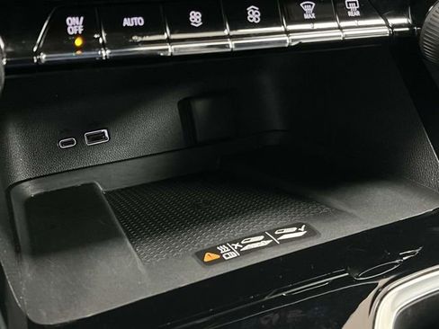 Used 2025 Chevrolet Traverse LT image 34