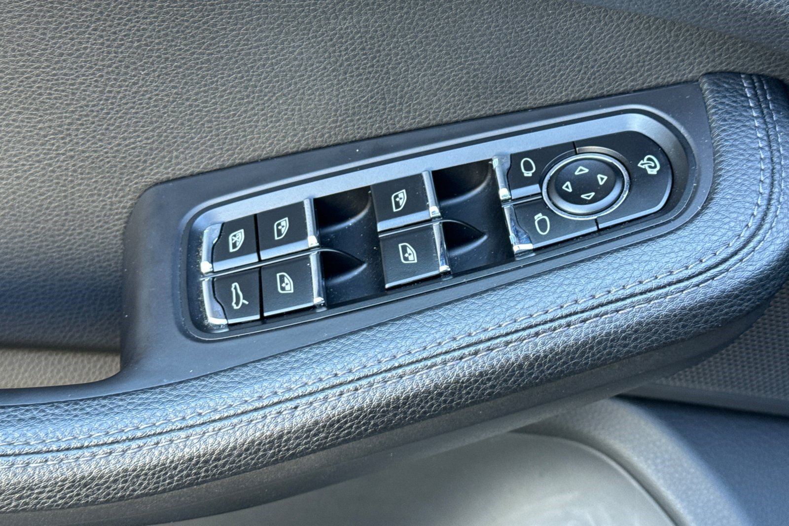 Used 2024 Porsche Macan AWD/4WD image 14