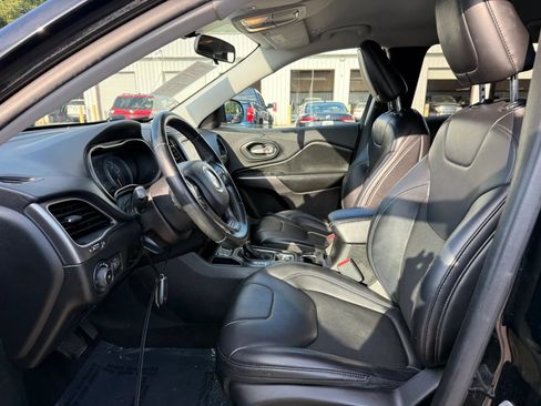 Used 2019 Jeep Cherokee Latitude Plus FWD image 2