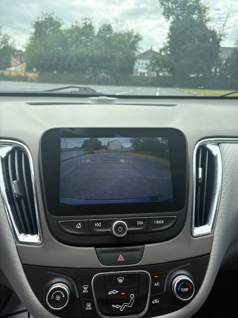 Used 2018 Chevrolet Malibu LT FWD image 17