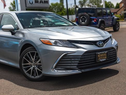 Used 2022 Toyota Camry XLE FWD image 3