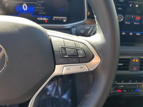 Certified 2025 Volkswagen Taos SE image 30