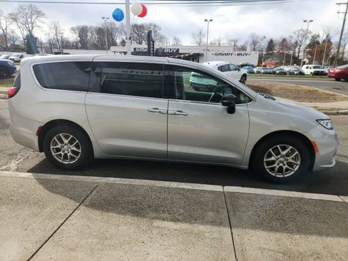 Used 2024 Chrysler Pacifica Touring-L image 5