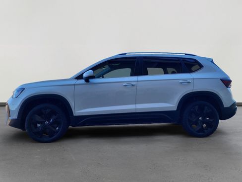 Certified 2025 Volkswagen Taos SE w/ Black Wheel Package image 2