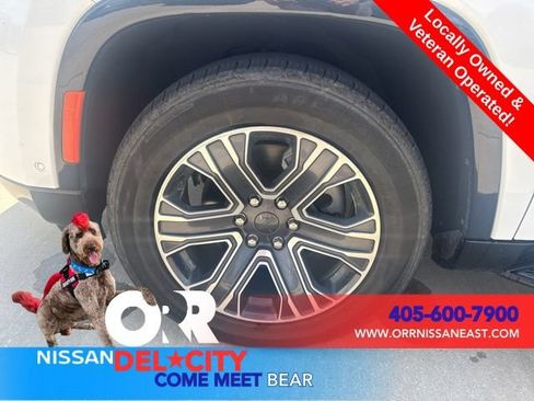 Used 2024 Jeep Wagoneer L Series II w/ Flexible Seating Group AWD/4WD image 9