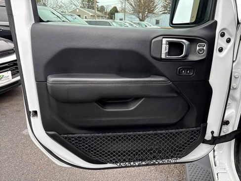 Used 2018 Jeep Wrangler Unlimited Sahara image 16