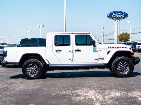 Used 2025 Jeep Gladiator Mojave AWD/4WD image 2