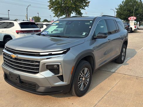 Used 2024 Chevrolet Traverse LT AWD/4WD image 3