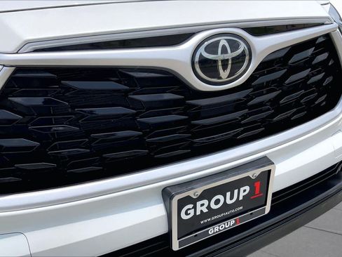 Used 2022 Toyota Highlander XLE FWD image 29